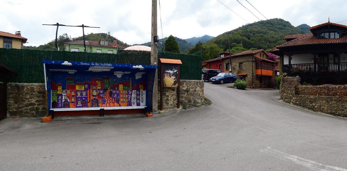 La parada del autobús, decorada por los vecinos.