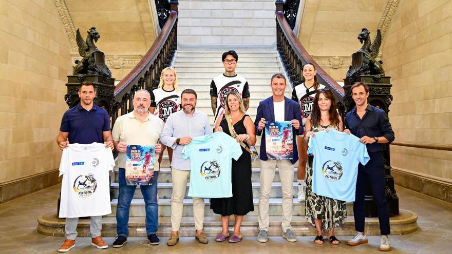 Presentación del Ciutat de Palma de Futbol Playa en el vestíbulo del Ayuntamiento de Palma