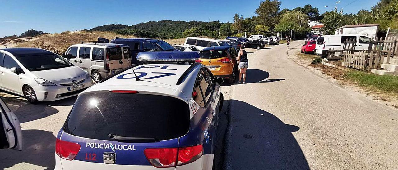 La Policía Local, de patrulla por las playas de Cangas.