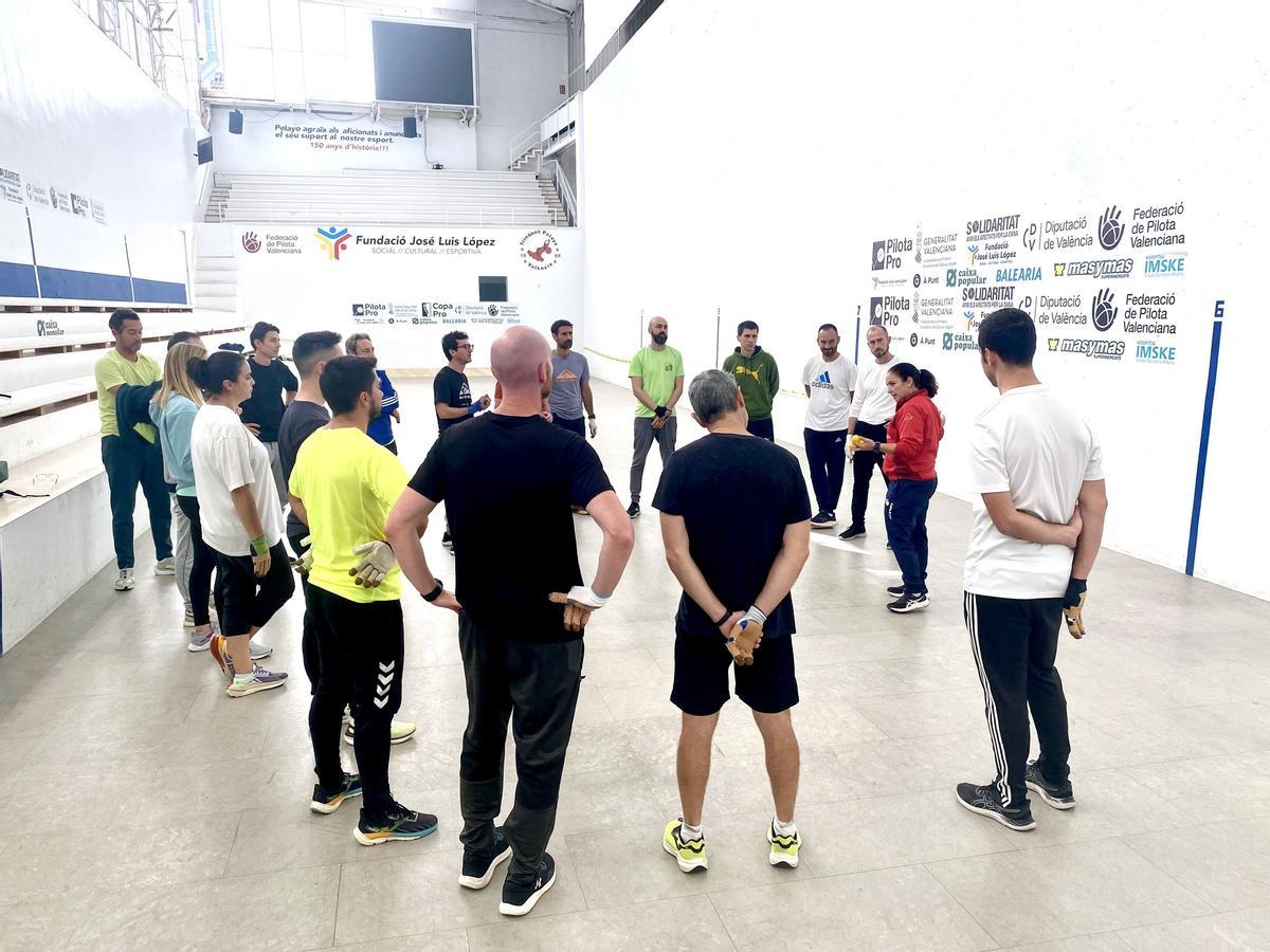 Sessió amb els docents al trinquet Pelayo del passat curs.