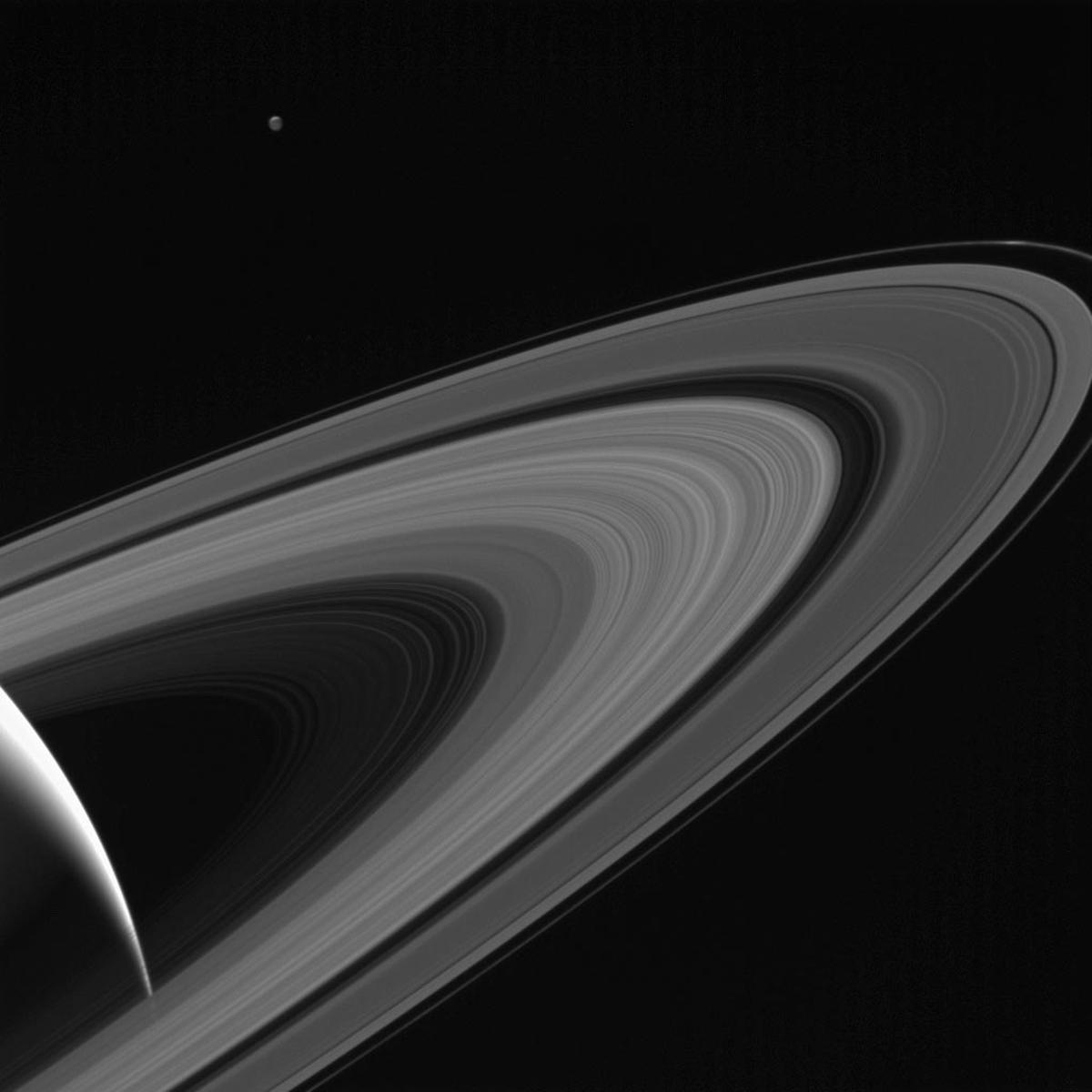 Los anillos helados de Saturno, con la pequeña luna Tethys al fondo, fotografiados por la sonda Cassini de la NASA el 13 de mayo de 2017 Los anillos helados de Saturno, con la pequeña luna Tethys al fondo, fotografiados por la sonda Cassini de la NASA el 13 de mayo de 2017