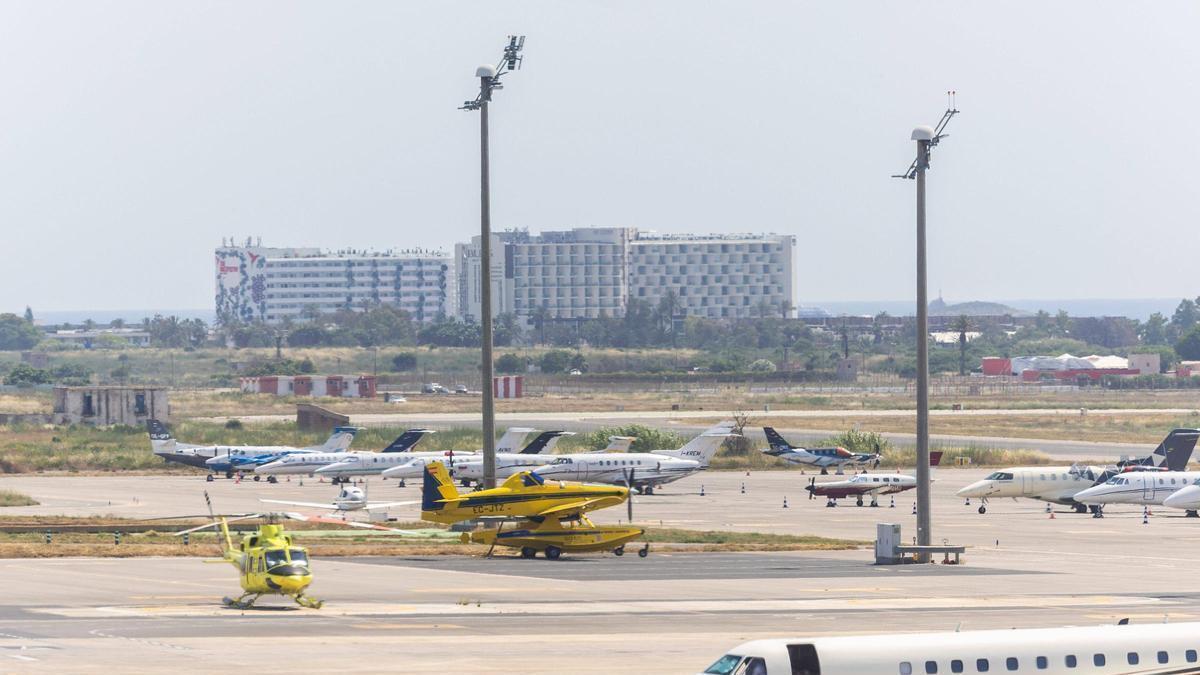 Aviones estacionados en la zona de aviación privada del aeropuerto de Ibiza.
