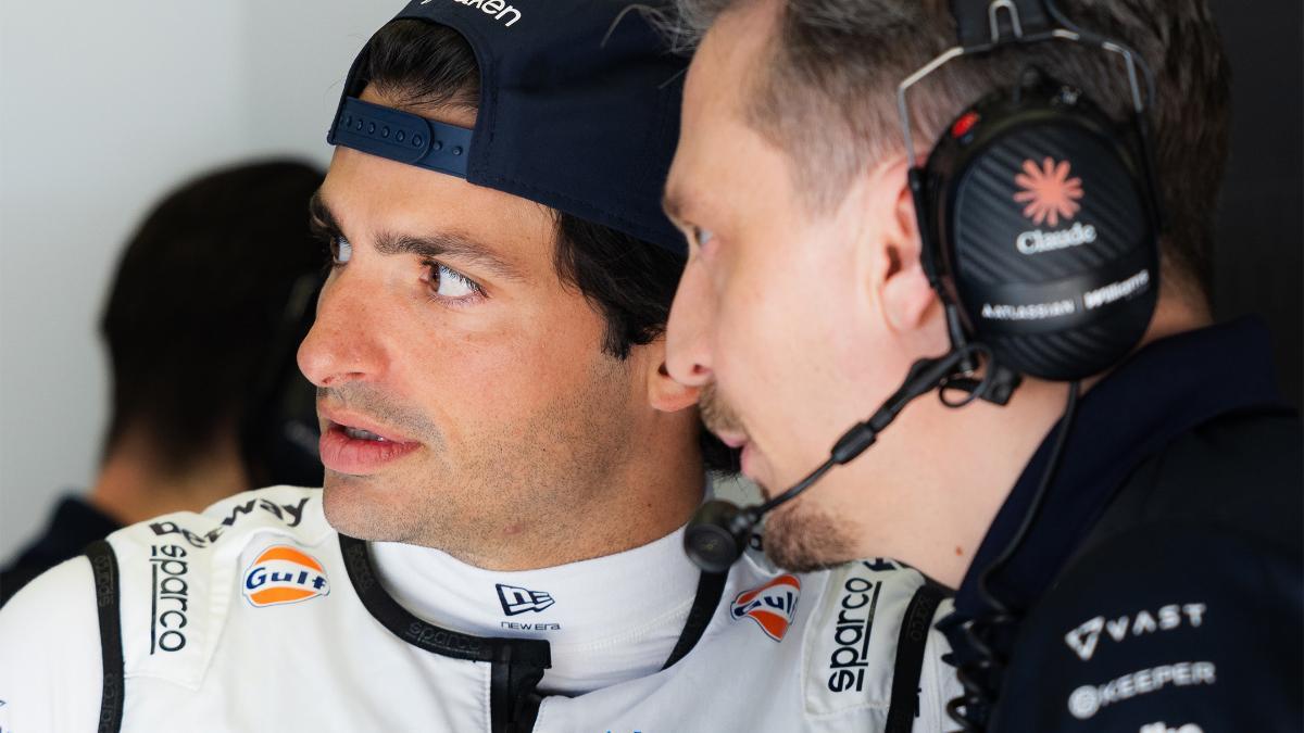 Carlos Sainz habla con un ingeniero de Williams en Bahrein