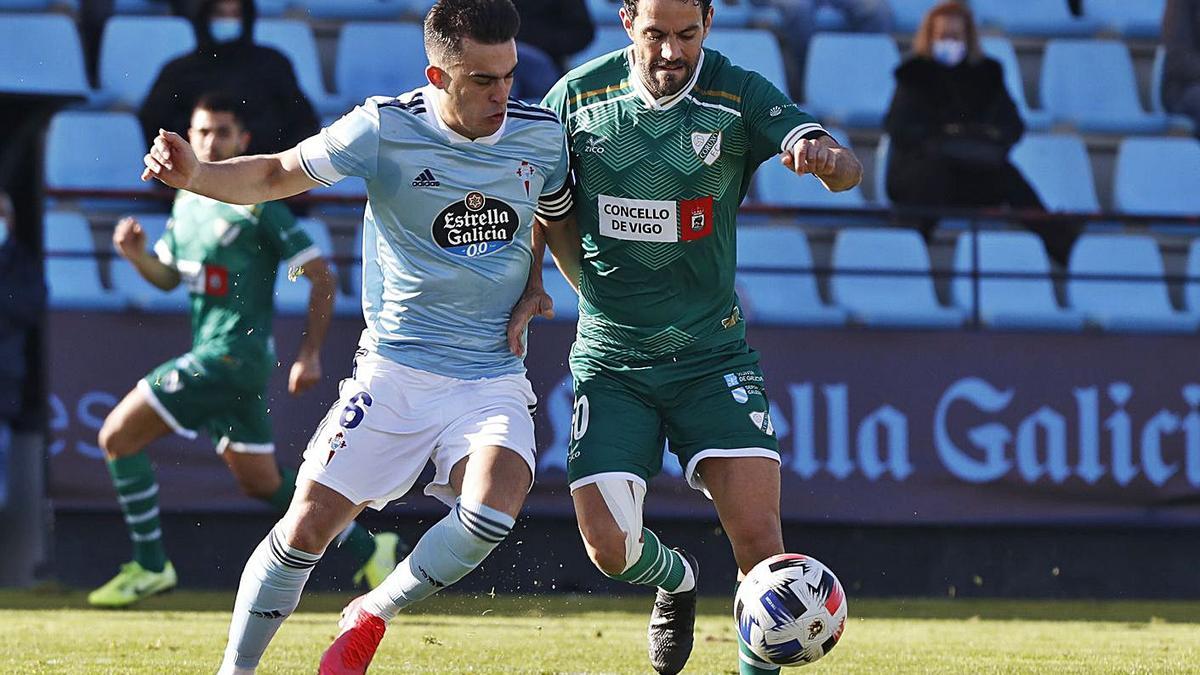 Pampín, del Celta B, y Mateo, del Coruxo, luchan por un balón. |  // RICARDO GROBAS