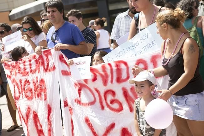 FUERTEVENTURA - Pacientes y vecinos en la concentración frente a las puertas del Hospital General de Fuerteventura Virgen de la Peña - 18-08-16