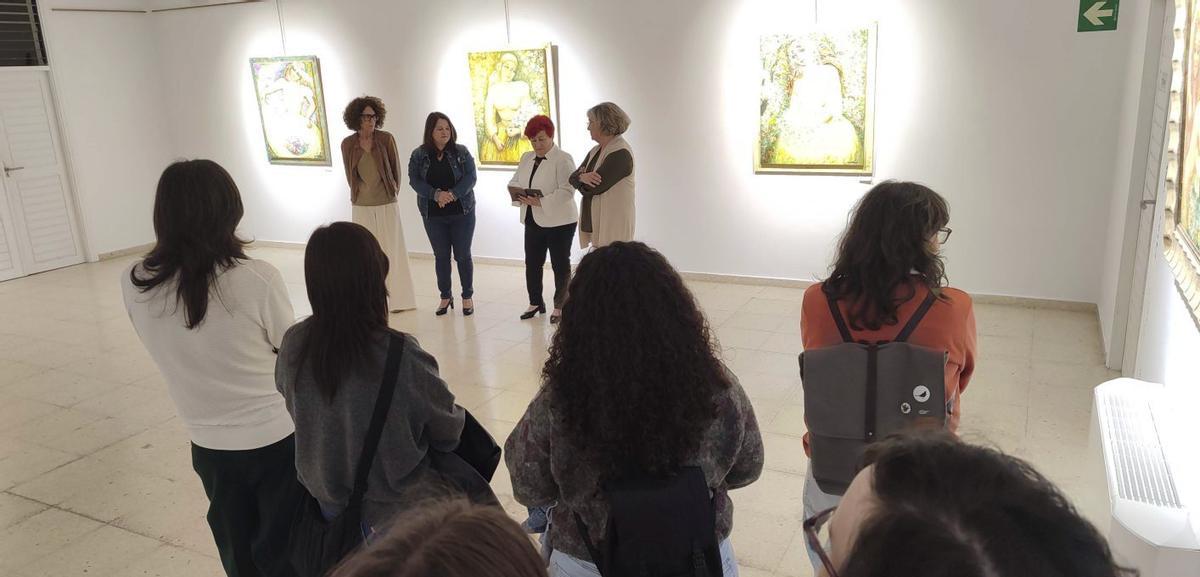 Marisa Miguélez (2ª derecha», con la alcaldesa y demás autoridades en la inauguración de la exposición.