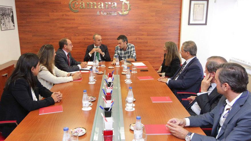 Reunión entre representantes de la Cámara de Comercio y Xulio Ferreiro.