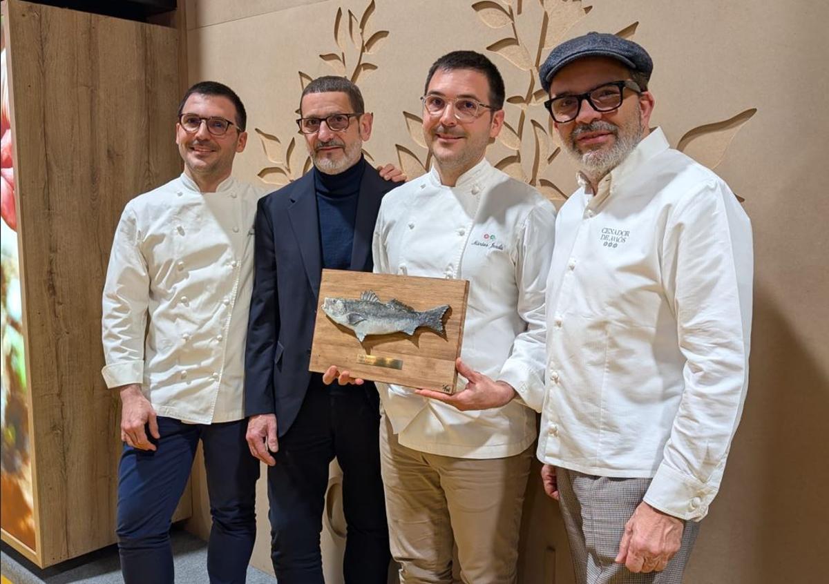 Joan i Màrius Jordà mostren el guardó a Madrid Fusión amb el seu pare, Salvador, i el cuiner Jesús Sánchez.