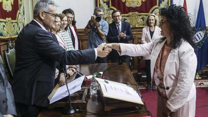 La nueva gerente de la Universidad, Ana Caro, recibe la felicitación del rector, Santiago García Granda.