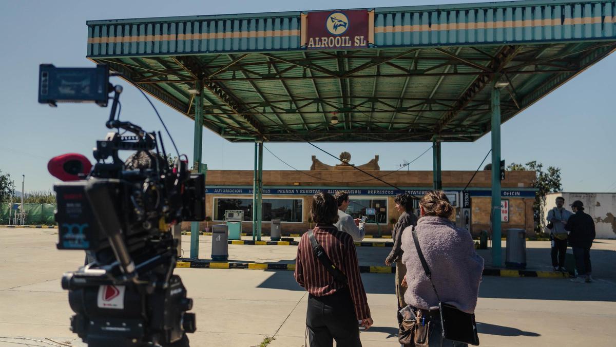 Una gasolinera abandonada en la CV-502 del Mareny adquiere gran protagonismo en la 'road movie'