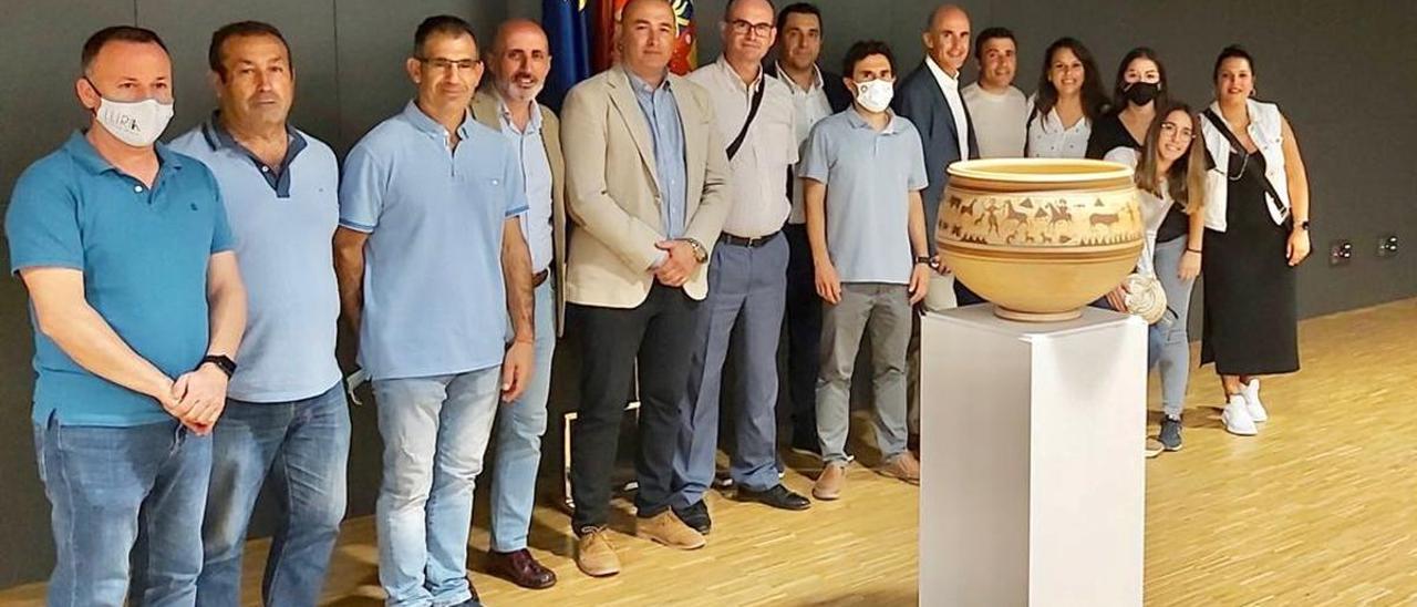 Foto de familia de la entrega de la histórica vasija al Museu del Bou en la Casa de Cultura de Llíria (Valencia).