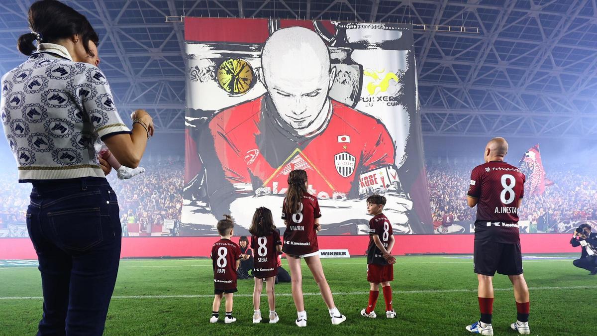 Iniesta y Anna, su esposa, junto a sus hijo, en el último partido del exazulgrana en Japón.
