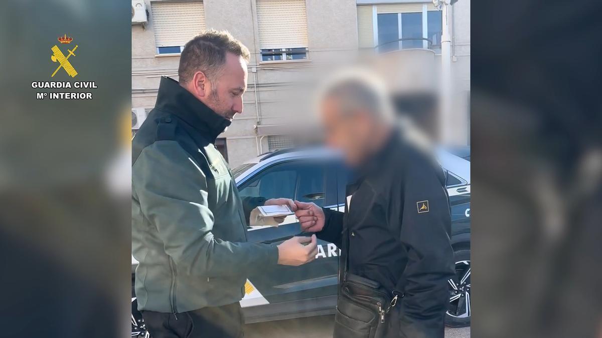 La Guardia Civil devuelve una cadena de oro robada en Torrevieja