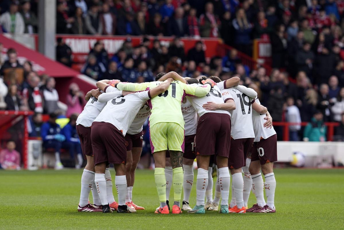 Los jugadores del City se abrazan antes del partido ante el Forest