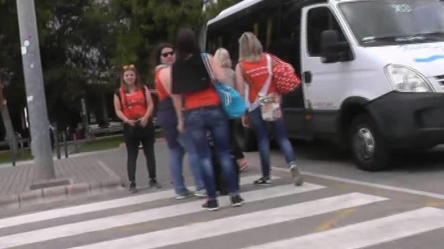 Unas chicas contratan una furgoneta cuyo chófer ofrecía como &quot;taxi&quot;.