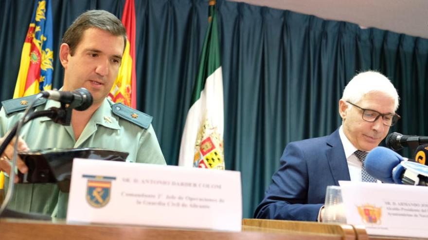 El jefe de Operaciones de la Guardia Civil y el alcalde de Novelda en la Casa de Cultura donde se ha presentado el plan