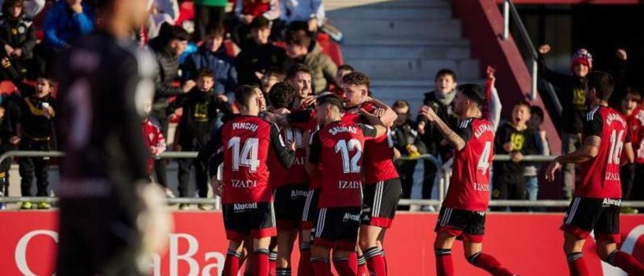 El Mirandés celebra uno de los goles que les brindaron el triunfo ante la Ponferradina (2-1). | LALIGA