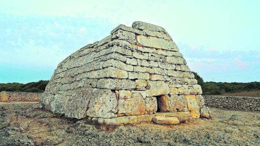La naveta dels Tudons es un monumento funerario que solo es posible contemplar en esta isla.  | FUNDACIÓ FOMENT TURISME MENORCA