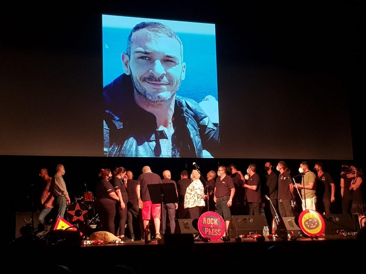 Homenaje de los trabajadores del Teatre Principal a Bernat Damians tras el concierto de Rock&Press