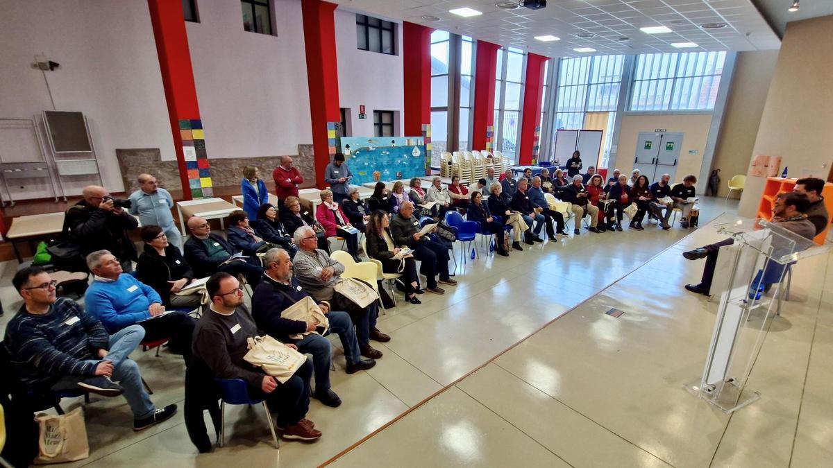 Medio centenar de personas, de diferenes colectivos vecinales y sociales, este lunes en Encuentros por el Mar Menor.