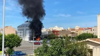 Un coche calcinado tras sufrir un incendio en Almassora