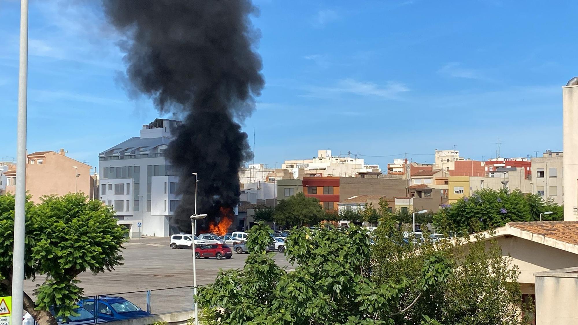 Imágenes del incendio: Un coche calcinado en Almassora