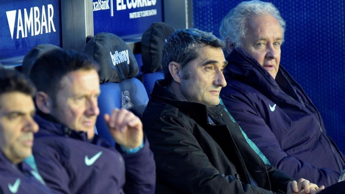 Ernesto Valverde, en el banquillo de Mendizorroza, siguiendo el partido