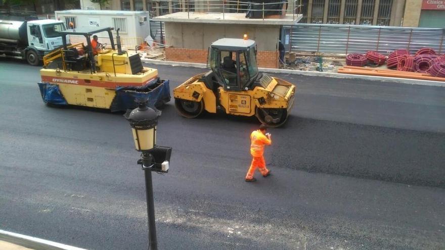 Comienzan las obras de asfaltado y señalización horizontal en barrios de Badajoz