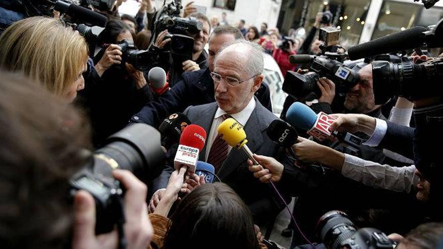 Rodrigo Rato, recibido con abucheos e insultos al llegar a su despacho