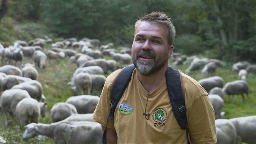 Diego, coas súas ovellas, en &#039;Cos pés na terra&#039;.