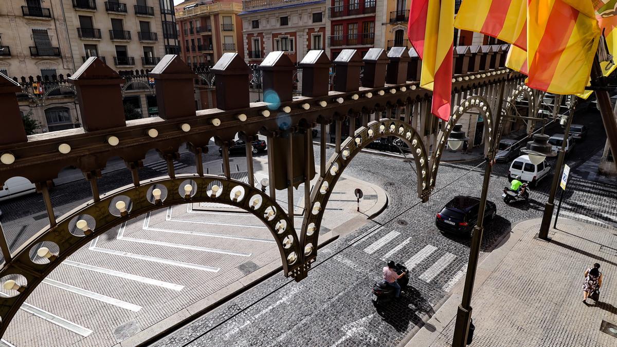Alumbrado de Fiestas de Alcoy, conocido como Enramada, instalado aún en la plaza de España este verano.