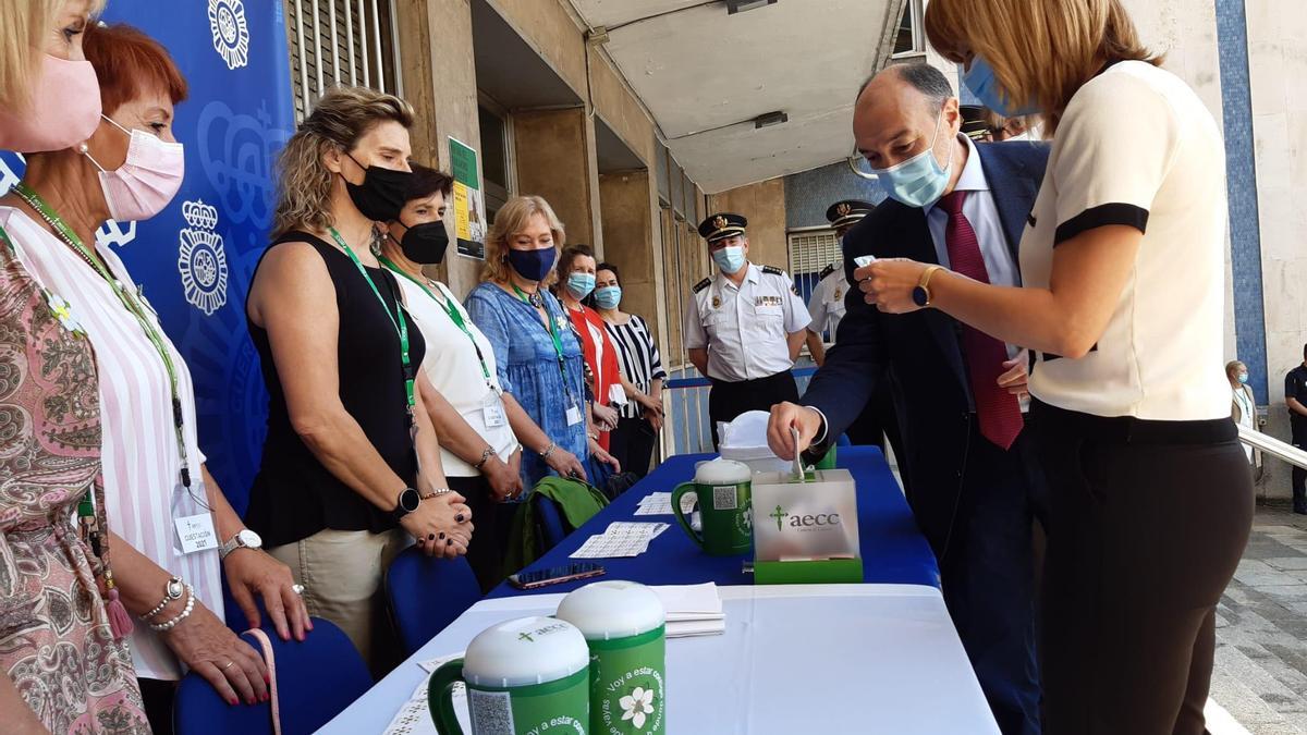 Alegría en la mesa petitoria de la aecc de la Policía Nacional.