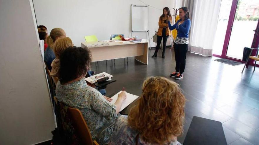 Raquel Ruiz y Gloria Prieto, ayer, en el edificio Fuero.