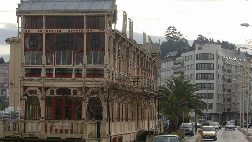 La Terraza de Sada, con coches circulando por la carretera.