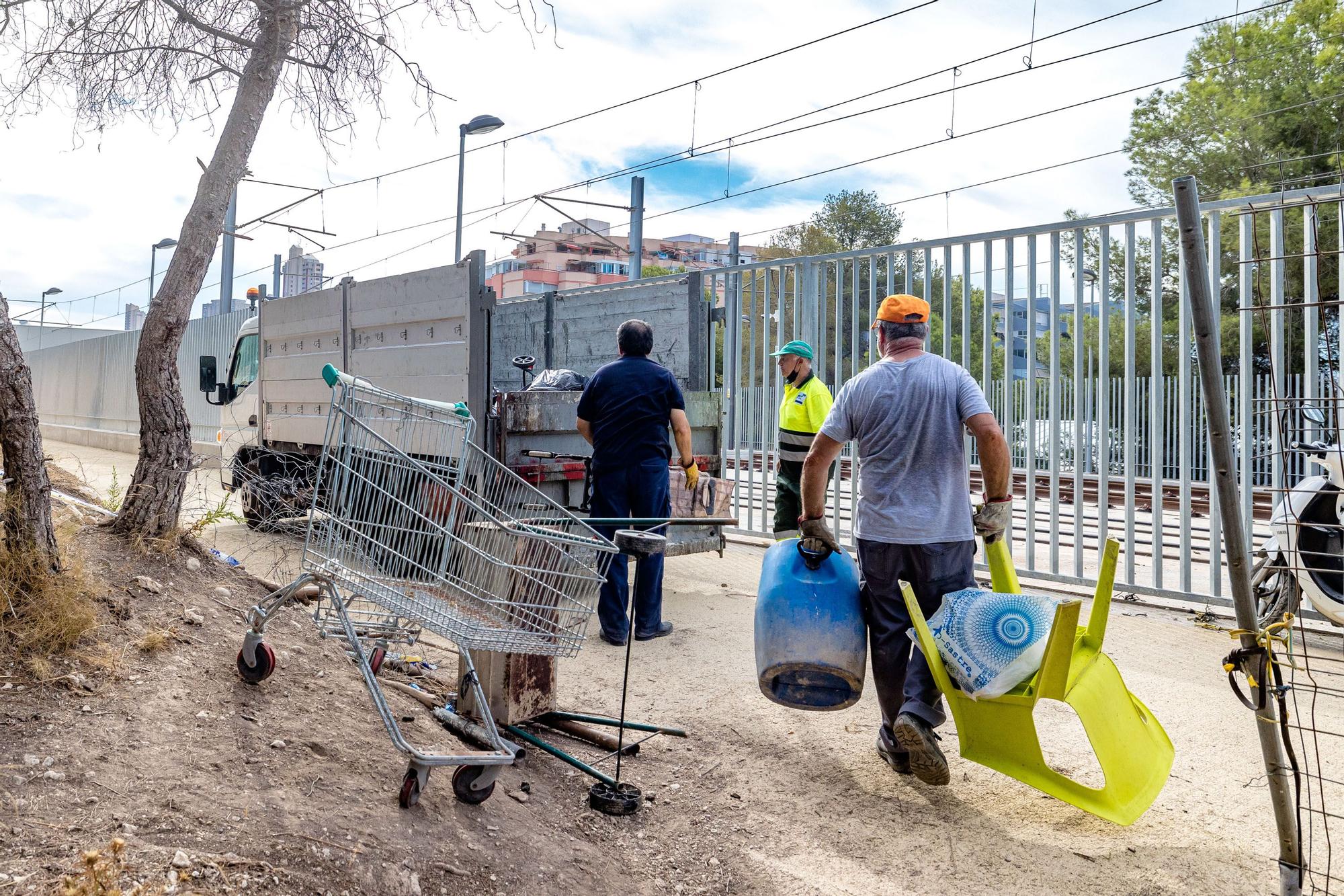 El Consistorio recupera cientos de metros okupados por huertos, casetas para animales o chamizos donde guardar trastos, algunos de ellos desde hace más de tres décadas. Todas las personas han accedido a marcharse de manera voluntaria puesto que nadie tenía en la zona su primera residencia