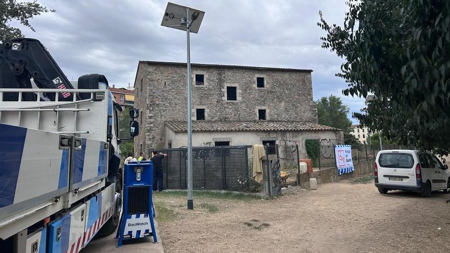 VÍDEO | Desnonen la masia de Cal Gras de Girona, ocupada des de fa més d'un any