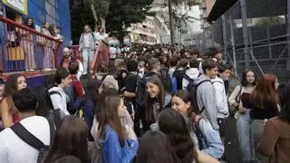 Oviedo vuelve al cole con nervios entre los alumnos y familias que recuperan la rutina: "Me ha costado dormir porque tenía gana encontrarme con los compañeros"