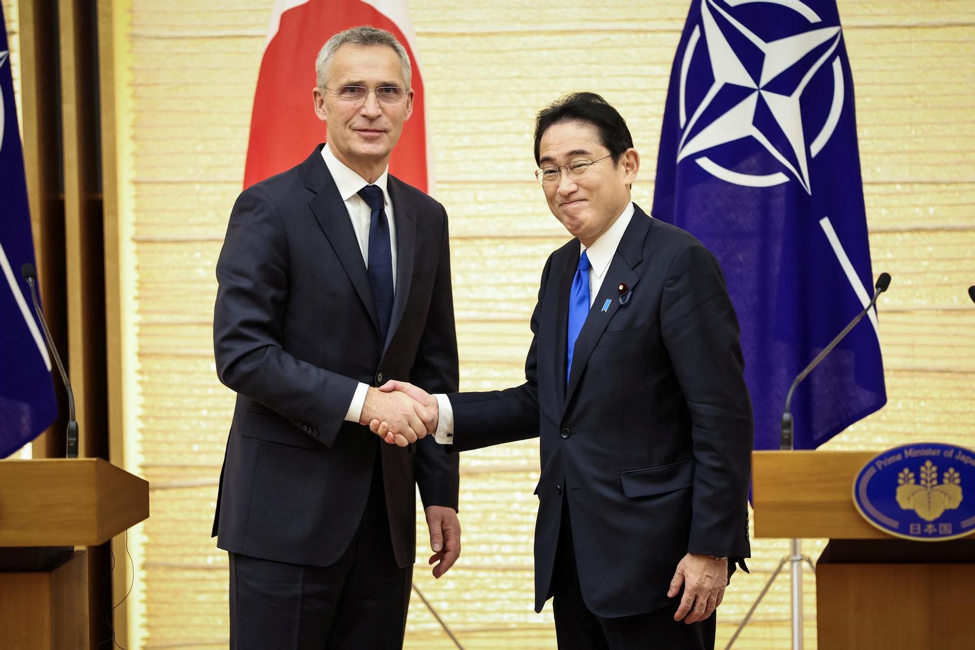 El secretario general de la OTAN, Jens Stoltenberg, y el primer ministro japonés, Fumio Kishida, durante un encuentro en Tokio el pasado 31 de enero.