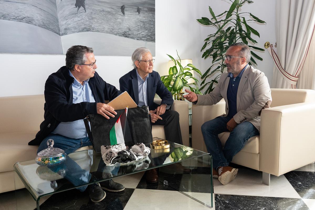 Miguel Ángel Morales, presidente de la Diputación de Cáceres, en la reunión con Victorino Mayoral, presidente de la Liga Española de la Educación y de Fundación Cives, y Dionisio Castillejo, secretario de la Liga Extremeña.