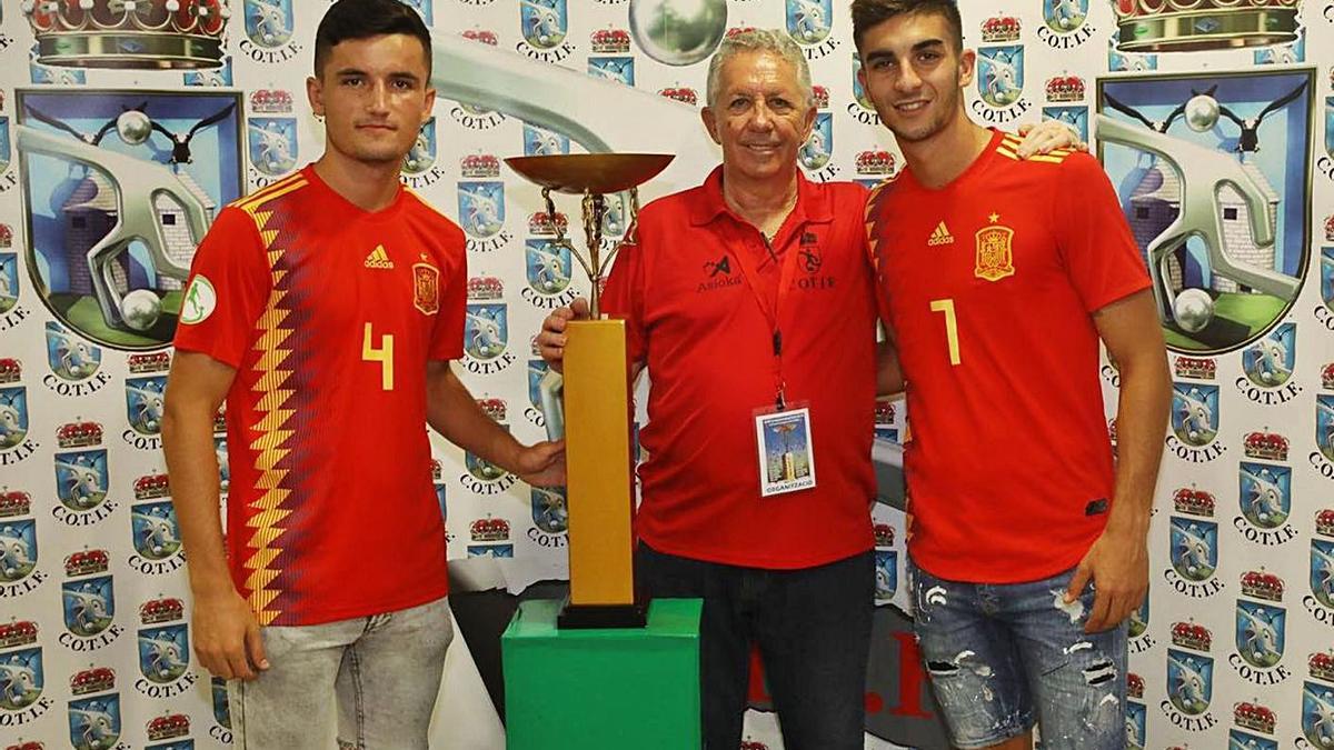 Guillamón y Ferran Torres, con la camiseta de la selección nacional. | LEVANTE-EMV