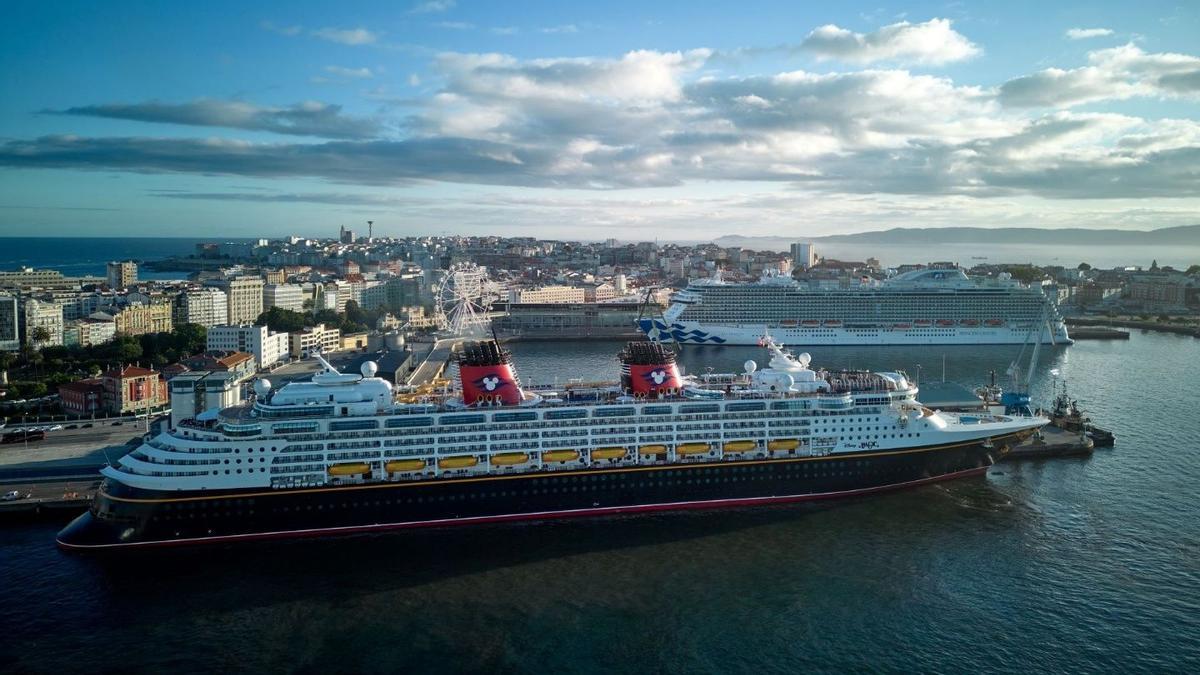 Doble escala de cruceros, con la llegada del 'Disney Magic' al puerto de A Coruña.