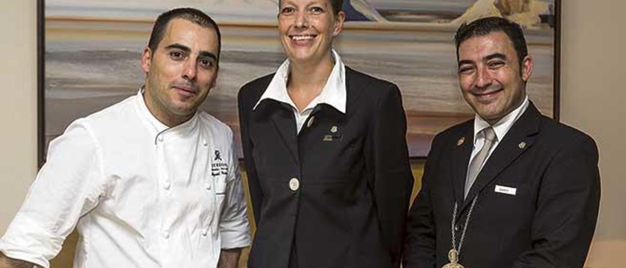 Miguel Romero, chef; Daniela Wittig, maitre; y Javier Gómez, sumiller de Es fum.