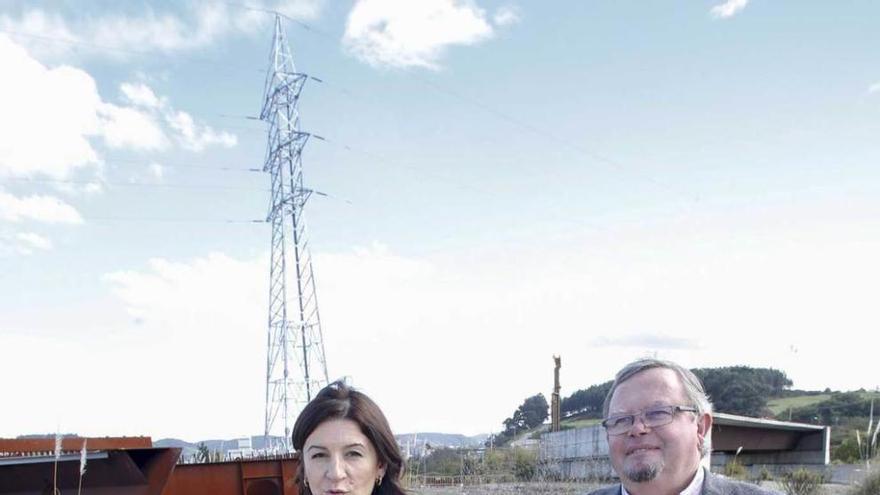 Carmen Rodríguez Maniega y Constantino Álvarez, ayer, en las obras de acceso al PEPA.