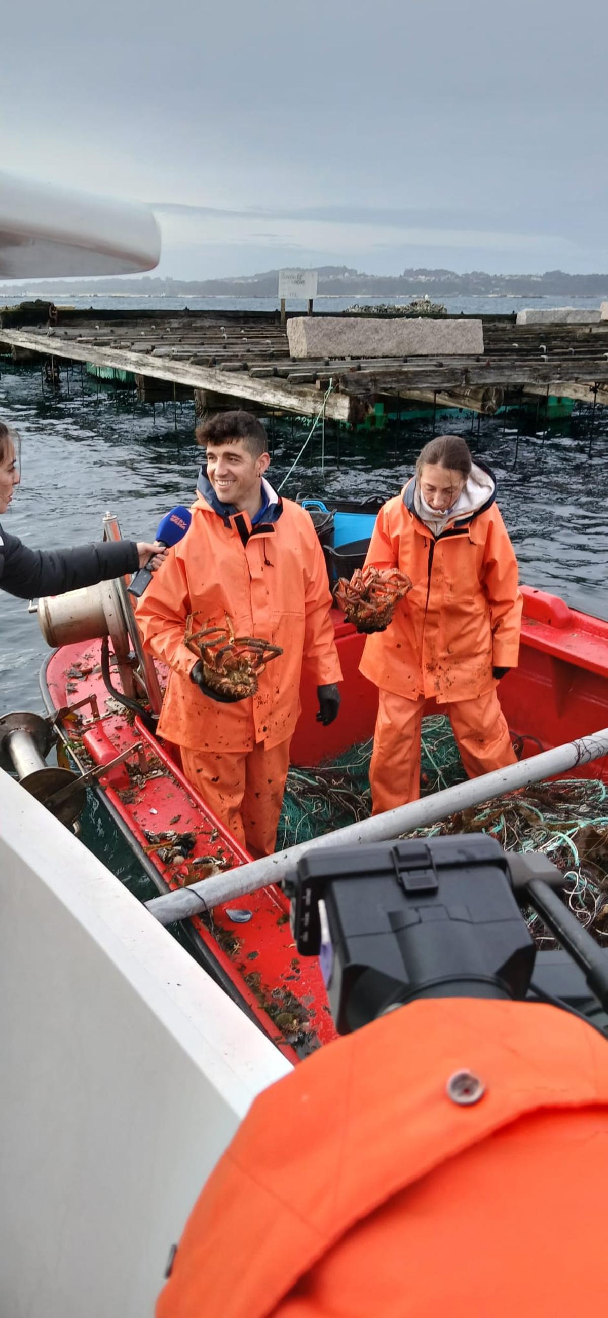 Pesca de centollo en la ría de Arousa, esta mañana.