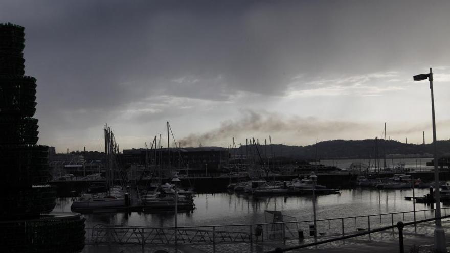 Al fondo, nube de contaminación en Gijón.