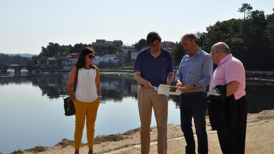 El alcalde de Soutomaior, Agustín Reguera, y el delegado de la Xunta en Vigo, Ignacio López-Chaves, ayer, en la zona en la que se desarrollará la actuación. / FdV