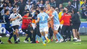 Un momento de la invasión de campo durante el partido de la liga australiana entre el Melbourne City y el Melbourne Victory, el sábado 17 de diciembre.