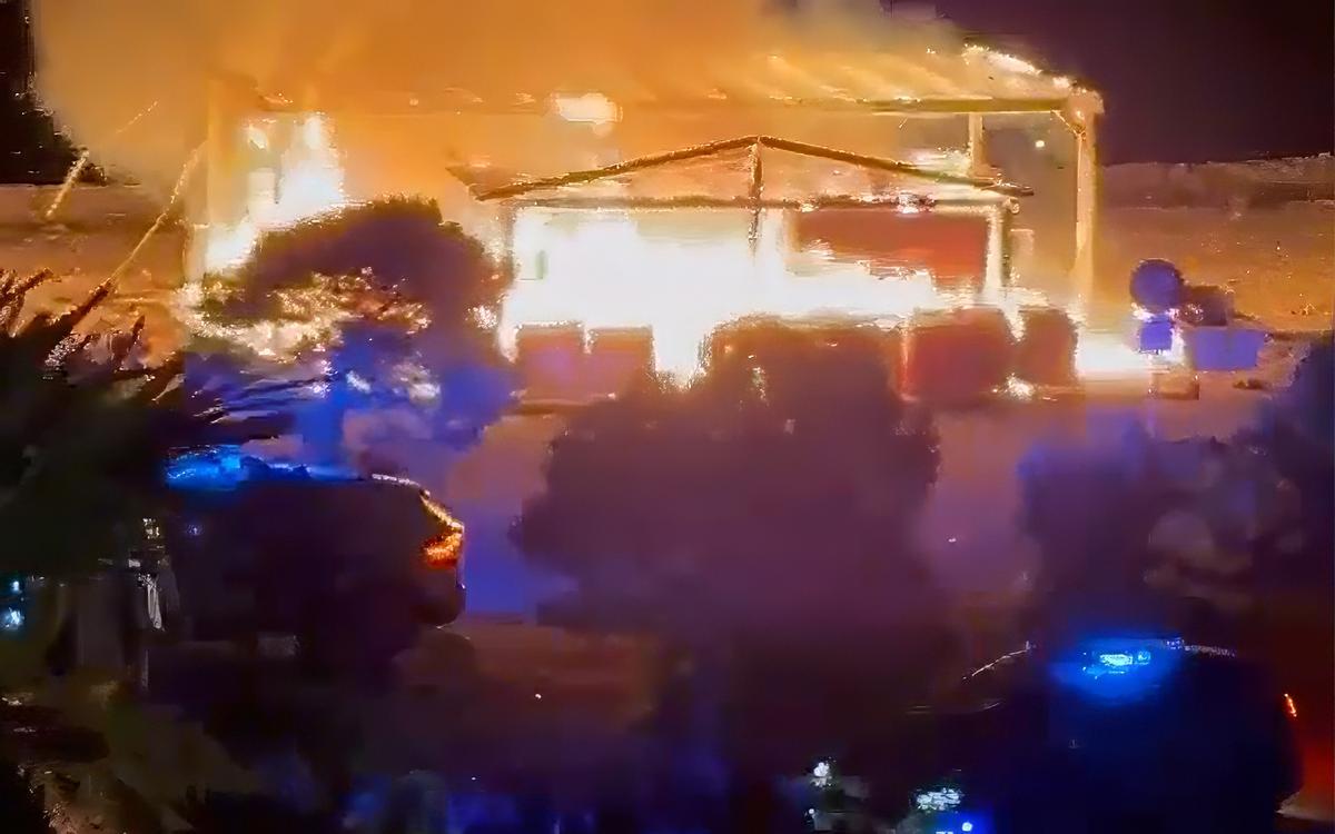 Incendio del chiringuito en la playa Mascarat de Altea durante la madrugada del 28 de abril de 2026.