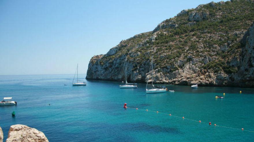 Cala Granadella, uno de los paisajes más espectaculares de la provincia