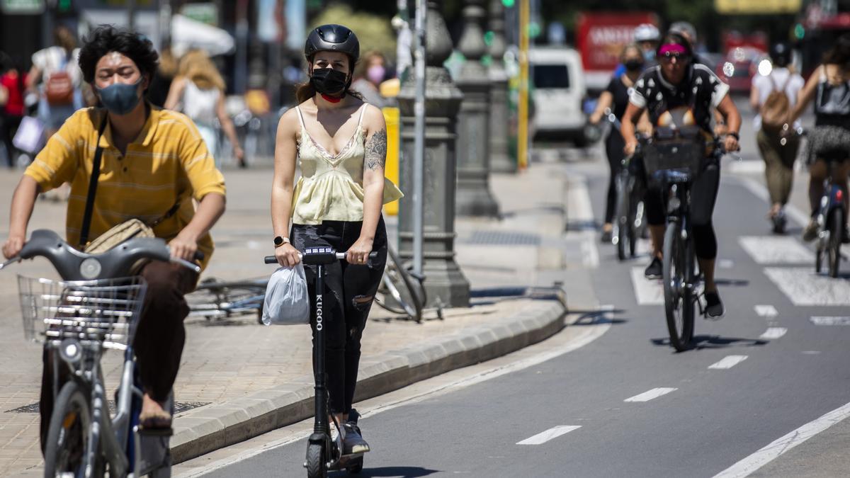 Patinetes y bicicletas por el centro de València.